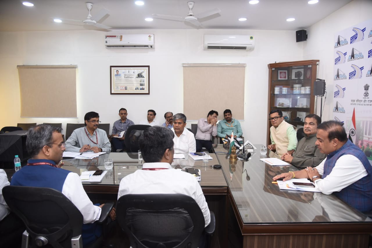 नई दिल्ली में बुधवार को आयोजित असम के अधोसंरचना परियोजनाओं की समीक्षा बैठक में केंद्रीय मंत्री नितिन गडकरी, असम के मुख्यमंत्री डॉ हिमंत बिस्व सरमा, केंद्रीय मंत्री पवित्र मार्घेरीटा तथा अन्य अधिकारीगण। नई दिल्ली में बुधवार को आयोजित असम के अधोसंरचना परियोजनाओं की समीक्षा बैठक में केंद्रीय मंत्री नितिन गडकरी, असम के मुख्यमंत्री डॉ हिमंत बिस्व सरमा, केंद्रीय मंत्री पवित्र मार्घेरीटा तथा अन्य अधिकारीगण।