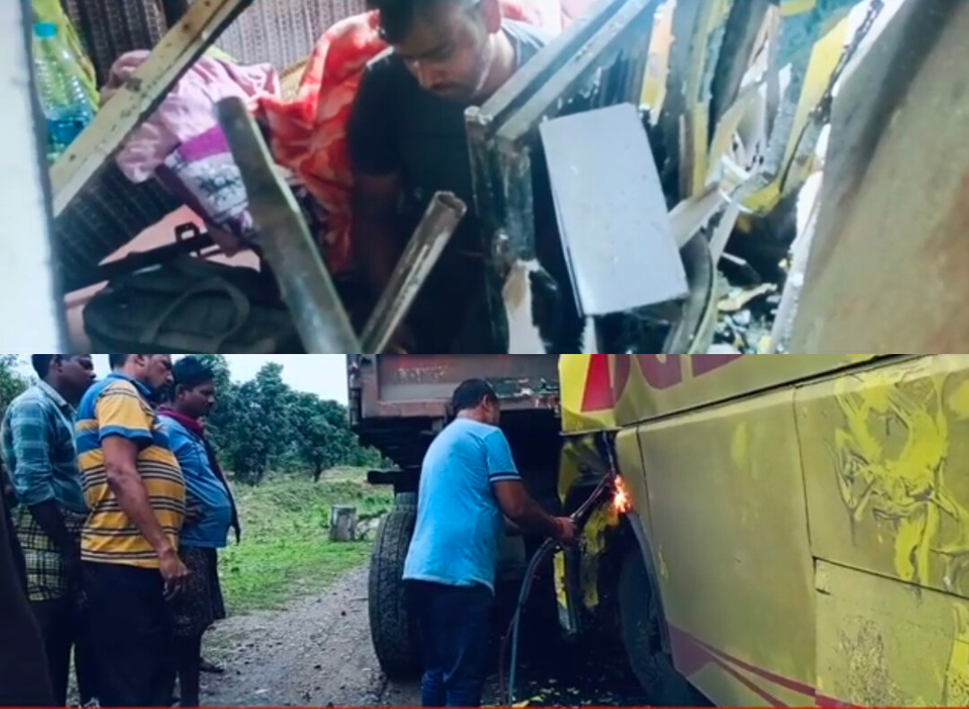 कोरबा : खड़े ट्रेलर से भिड़ी डबल डेकर बस, बॉडी काटकर निकाला फंसे यात्री को कोरबा : खड़े ट्रेलर से भिड़ी डबल डेकर बस, बॉडी काटकर निकाला फंसे यात्री को