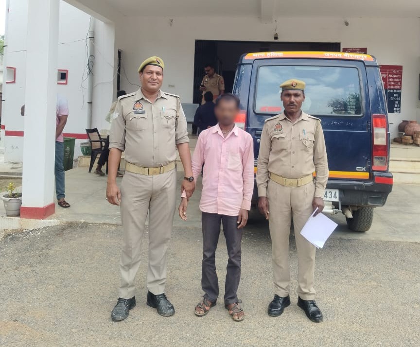 दुष्कर्म के अभियुक्त को न्यायालय ले जाती हलिया पुलिस दुष्कर्म के अभियुक्त को न्यायालय ले जाती हलिया पुलिस