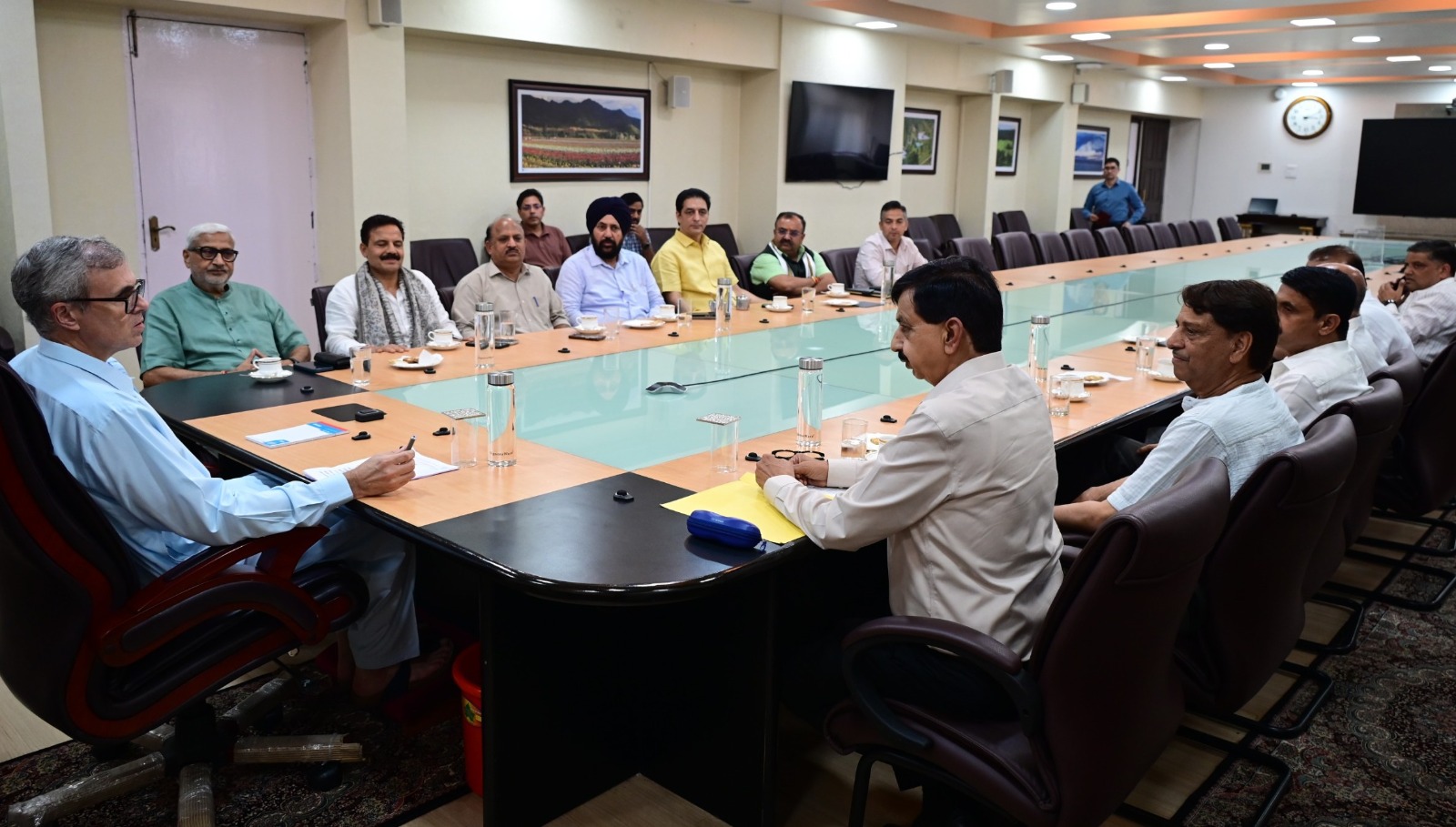 14 बीजेपी विधायकों ने सीएम उमर अब्दुल्ला से की मुलाकात 14 बीजेपी विधायकों ने सीएम उमर अब्दुल्ला से की मुलाकात