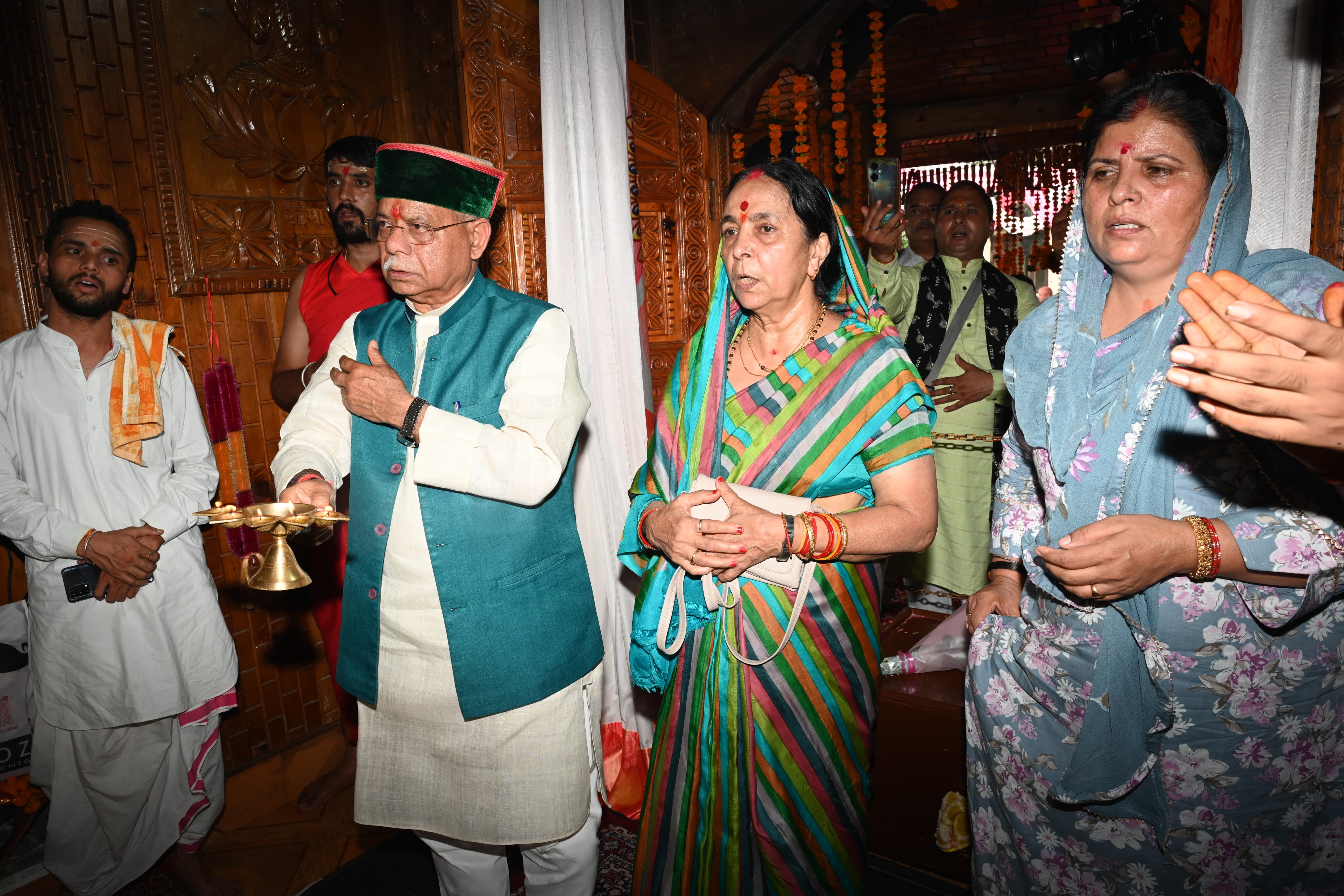 मंदिर में पूजा अर्चना करते हुए राज्यपाल। मंदिर में पूजा अर्चना करते हुए राज्यपाल।