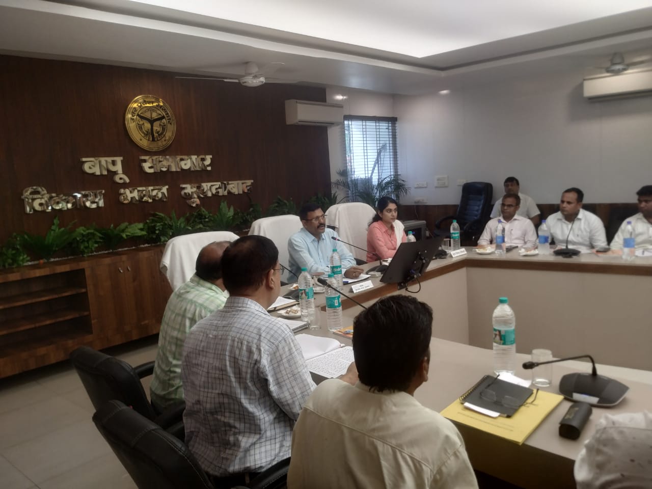 विकास भवन के बापू सभागार में आवधिक श्रम बल सर्वेक्षण और अनिगमित क्षेत्र के उद्यमों के वार्षिक सर्वेक्षण के प्रशिक्षण कार्यक्रम के शुभारंभ पर संबोधित करते मंडलायुक्त। विकास भवन के बापू सभागार में आवधिक श्रम बल सर्वेक्षण और अनिगमित क्षेत्र के उद्यमों के वार्षिक सर्वेक्षण के प्रशिक्षण कार्यक्रम के शुभारंभ पर संबोधित करते मंडलायुक्त।