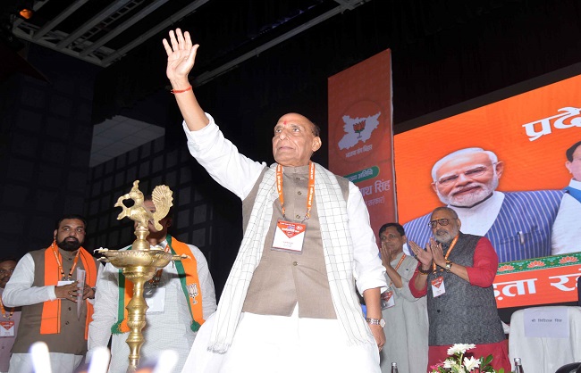 भारतीय जनता पार्टी (भाजपा) की राज्य कार्यकारिणी की बैठक को संबोधित करने के दौरान राजनाथ सिंह भारतीय जनता पार्टी (भाजपा) की राज्य कार्यकारिणी की बैठक को संबोधित करने के दौरान राजनाथ सिंह