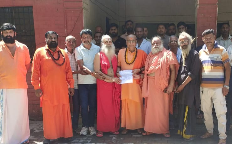 ज्ञापन देने के लिए एकत्रित संत ज्ञापन देने के लिए एकत्रित संत