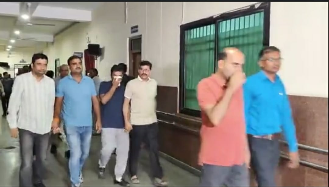 घूस लेने के आरोपित सीबीआई के स्पेशल कोर्ट में पेश घूस लेने के आरोपित सीबीआई के स्पेशल कोर्ट में पेश