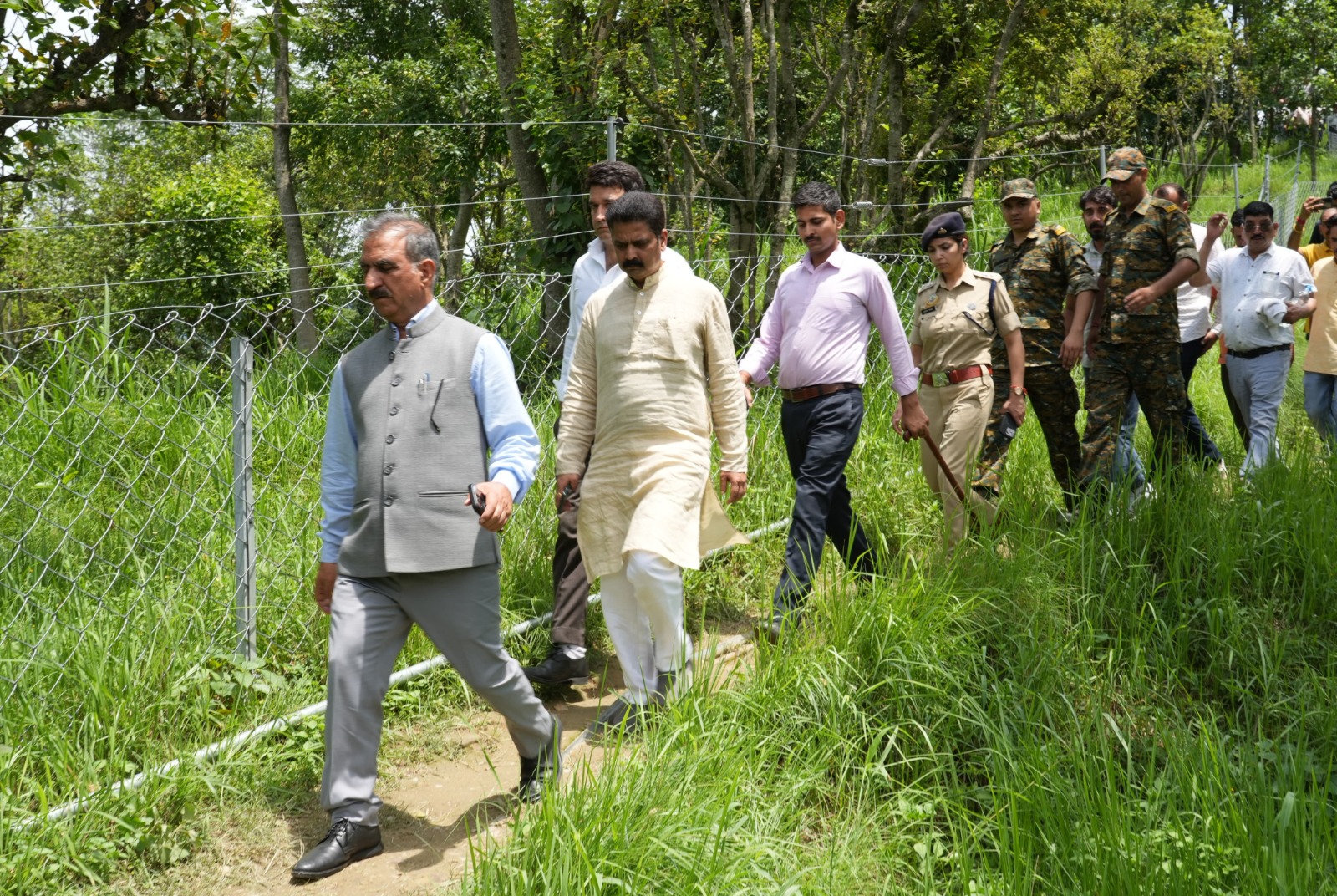 आपदा ग्रस्त परिवारों से मिलने जाते हुए मुख्यमंत्री सुखविंद्र सिंह सुक्खू। आपदा ग्रस्त परिवारों से मिलने जाते हुए मुख्यमंत्री सुखविंद्र सिंह सुक्खू।