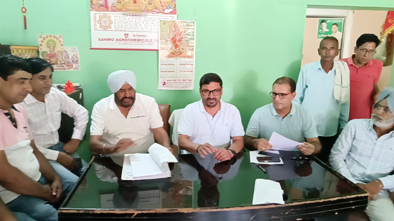 बैठक के दौरान अमरजीत सिंह ढिल्लो बैठक के दौरान अमरजीत सिंह ढिल्लो