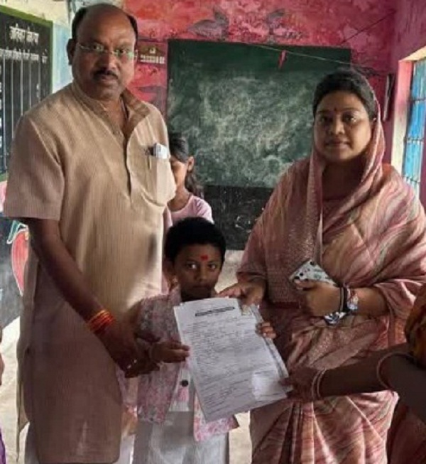 मप्रः शहडोल सांसद ने शासकीय विद्यालय में कराया अपनी बेटी का एडमिशन मप्रः शहडोल सांसद ने शासकीय विद्यालय में कराया अपनी बेटी का एडमिशन