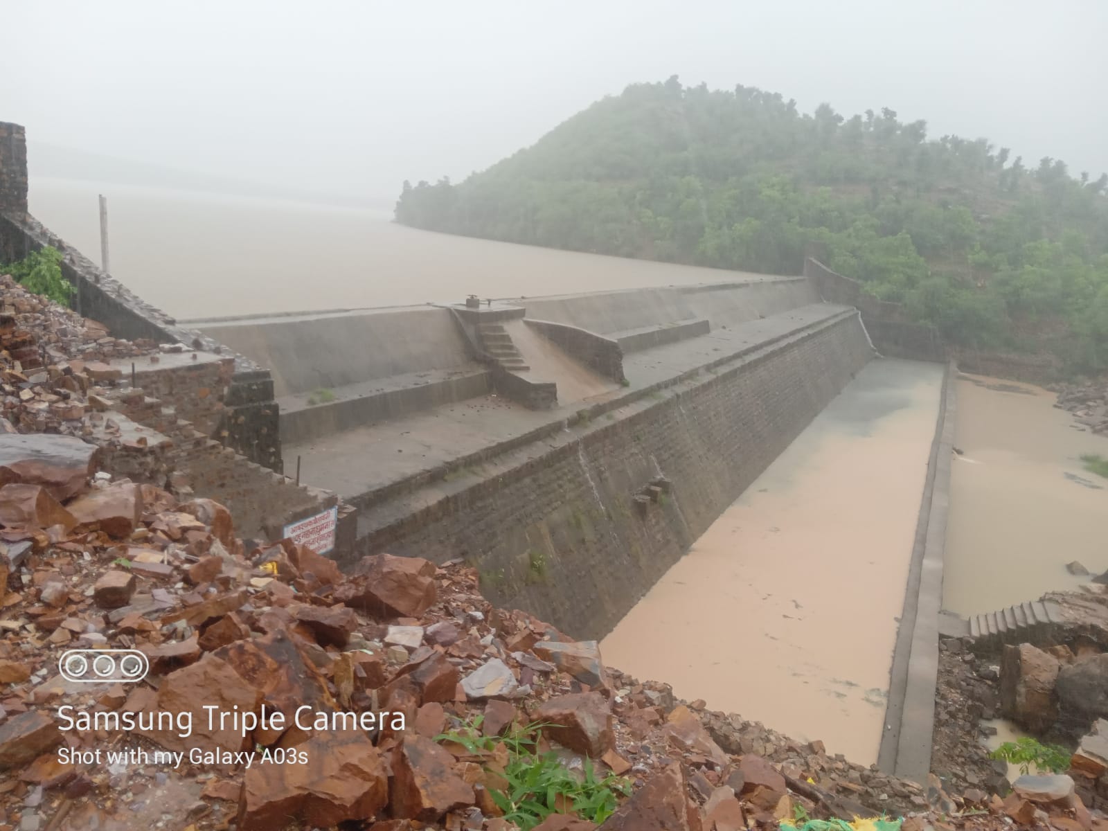 भीलवाड़ा में झमाझम बारिश से जनजीवन अस्त-व्यस्त, नदियां उफान पर, कई मार्ग बंद भीलवाड़ा में झमाझम बारिश से जनजीवन अस्त-व्यस्त, नदियां उफान पर, कई मार्ग बंद