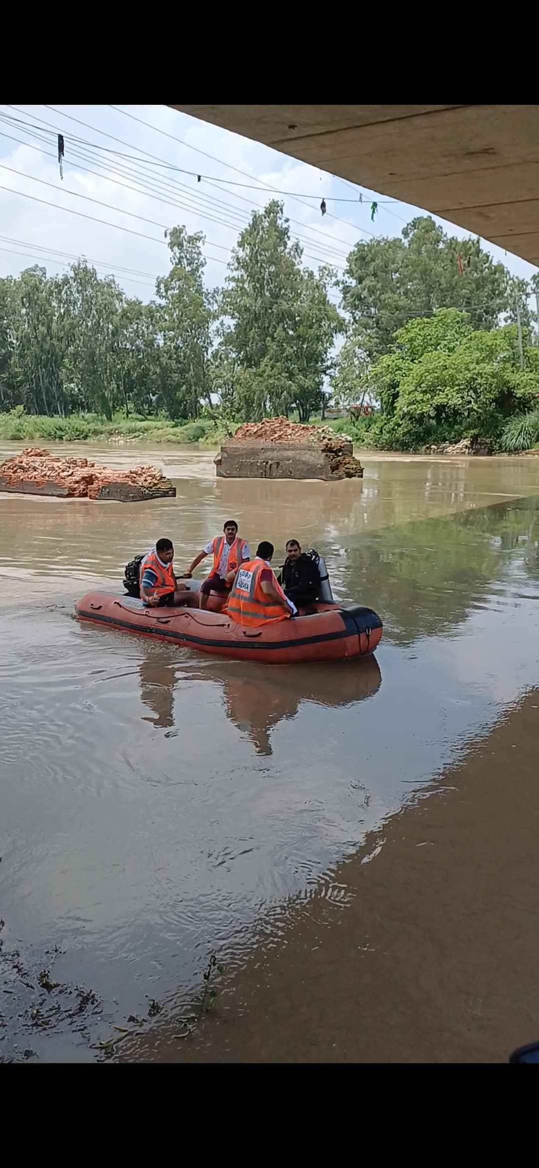 शव को सर्च करती एसडीआरएफ की टीम