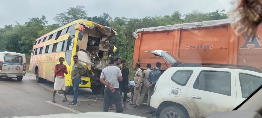 कोरबा : खड़े ट्रेलर से भिड़ी डबल डेकर बस, बॉडी काटकर निकाला फंसे यात्री को कोरबा : खड़े ट्रेलर से भिड़ी डबल डेकर बस, बॉडी काटकर निकाला फंसे यात्री को