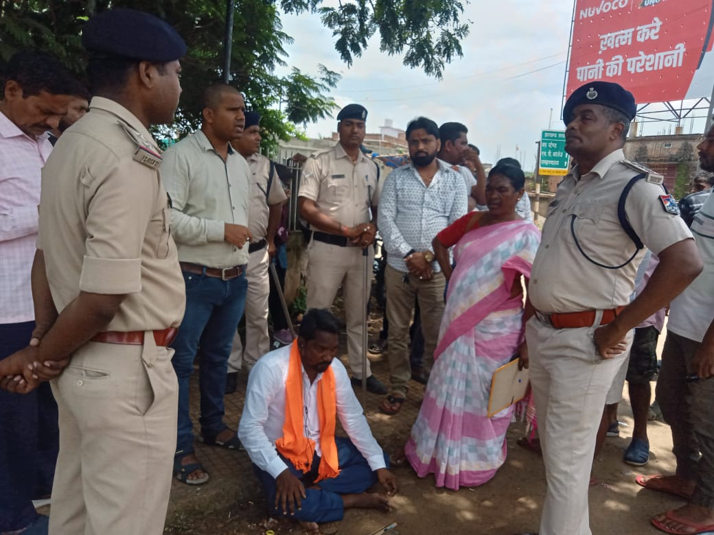 पिछले रविवार को आरपीएफ जवानों और आंदोलनकारियों से होती नोक-झोंक पिछले रविवार को आरपीएफ जवानों और आंदोलनकारियों से होती नोक-झोंक
