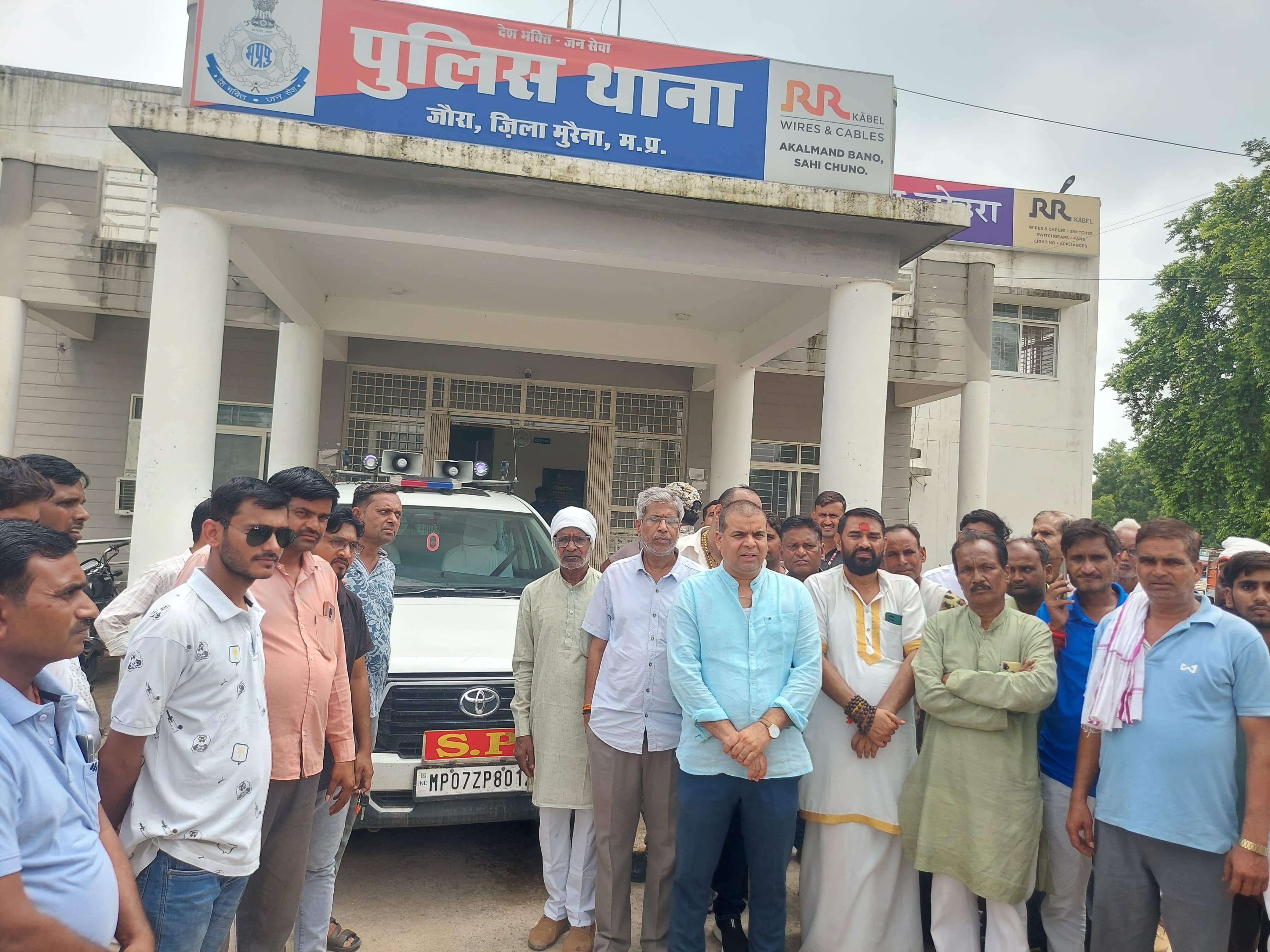 लूट के बारे में बताता ग्रह मालिक, थाने पर मौजूद विधायक एवं अन्य लूट के बारे में बताता ग्रह मालिक, थाने पर मौजूद विधायक एवं अन्य