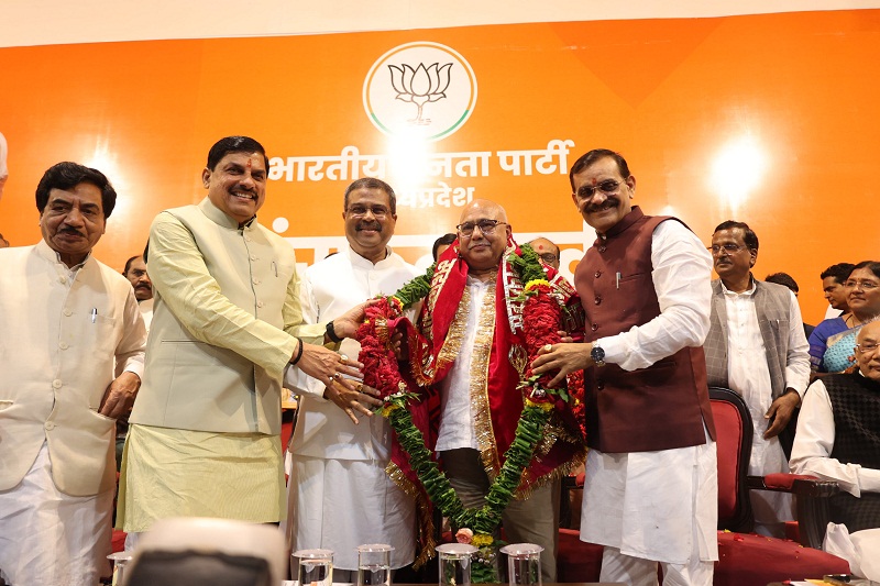 प्रदेश अध्यक्ष के रूप में उनके निर्वाचन का प्रमाण-पत्र सौंपा प्रदेश अध्यक्ष के रूप में उनके निर्वाचन का प्रमाण-पत्र सौंपा