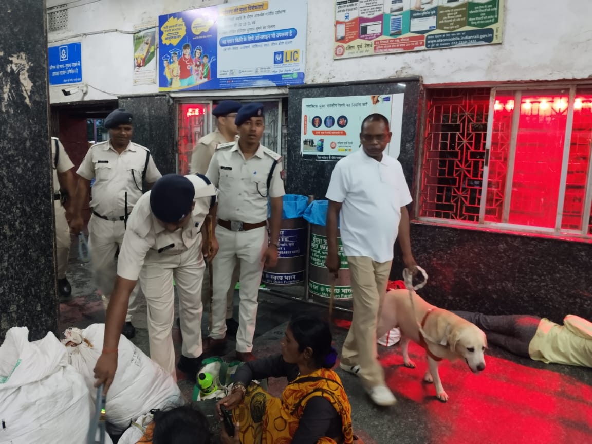 अभियान चलाते आरपीएफ अभियान चलाते आरपीएफ