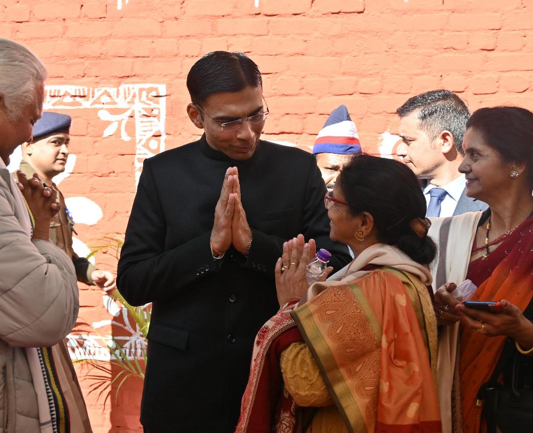 बुजुर्ग दंपत्ति से बात करते जिलाधिकारी सविन बंसल बुजुर्ग दंपत्ति से बात करते जिलाधिकारी सविन बंसल