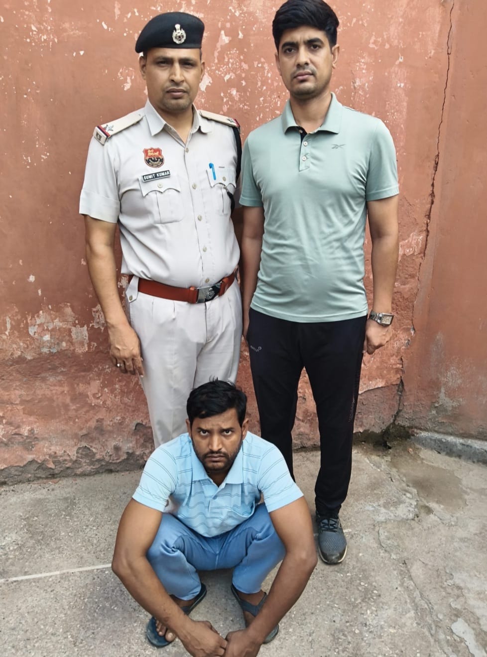 पुलिस हिरासत में नकली सोने की मूर्ति बेचने वाला आरोपी पुलिस हिरासत में नकली सोने की मूर्ति बेचने वाला आरोपी