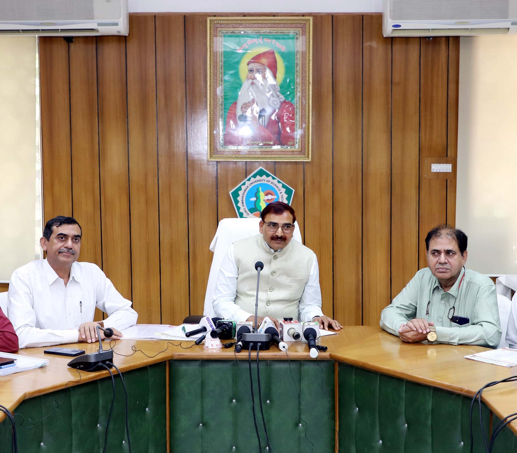 पत्रकार वार्ता को संबोधित करते कुलपति प्रो. नरसी राम बिश्नोई। पत्रकार वार्ता को संबोधित करते कुलपति प्रो. नरसी राम बिश्नोई।
