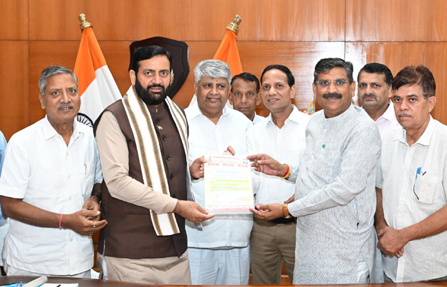 खटीक समाज के प्रतिनिधि मुख्यमंत्री नायब सैनी काे निमंत्रण देते हुए खटीक समाज के प्रतिनिधि मुख्यमंत्री नायब सैनी काे निमंत्रण देते हुए