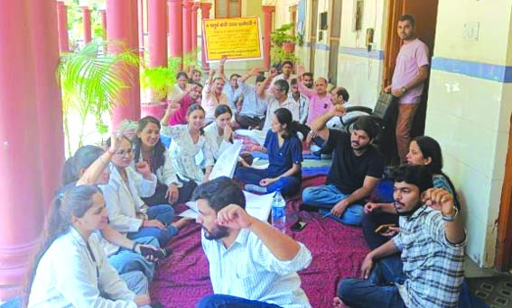 धरना स्थल पर कर्मचारी धरना स्थल पर कर्मचारी