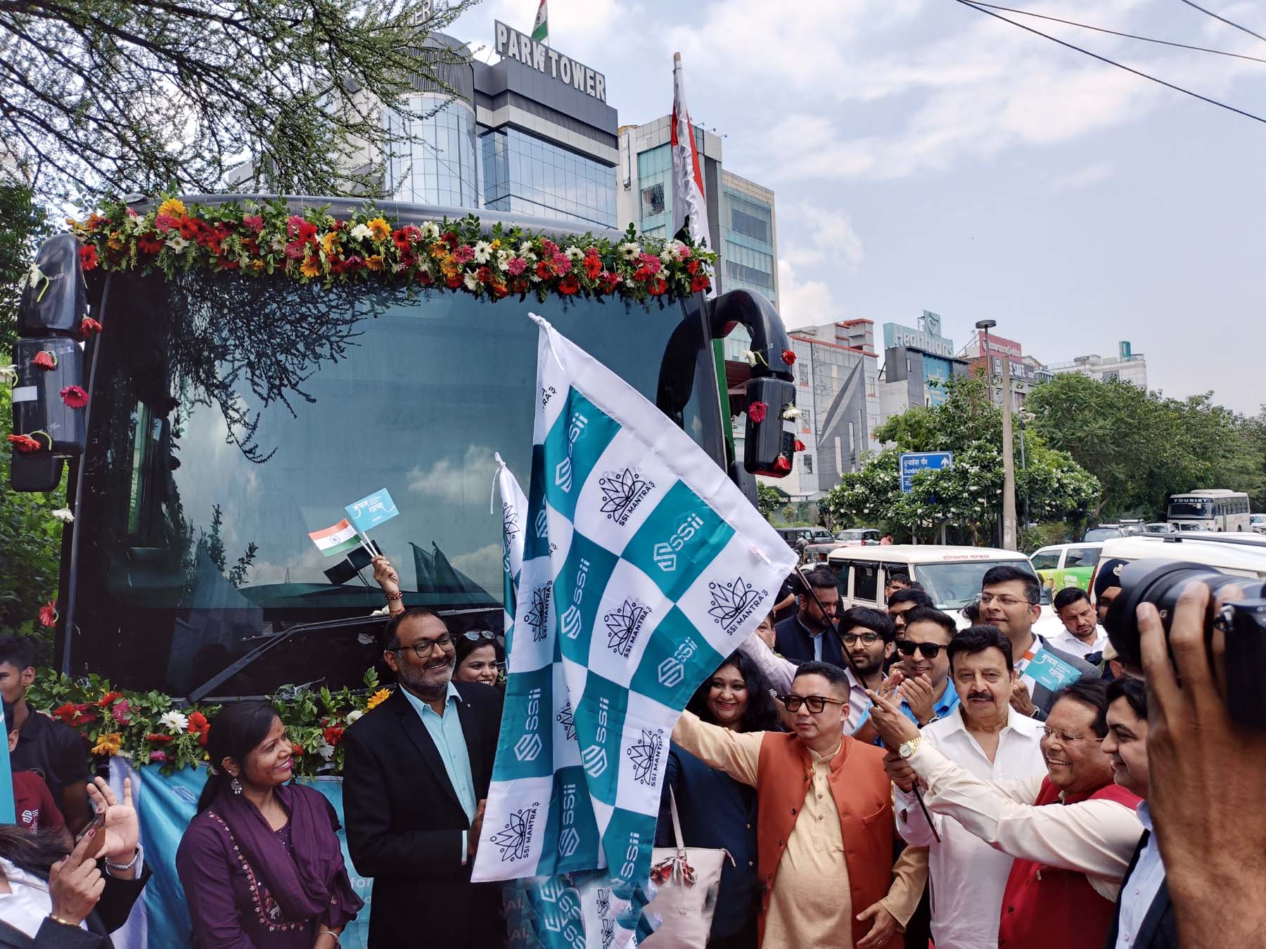 गुरुग्राम से भारत की पहली एसएसआई मंत्रा एम मेड इन इंडिया सर्जिकल रोबोट यात्रा को झंडी दिखाकर रवाना करते मंत्री राव नरबीर सिंह। गुरुग्राम से भारत की पहली एसएसआई मंत्रा एम मेड इन इंडिया सर्जिकल रोबोट यात्रा को झंडी दिखाकर रवाना करते मंत्री राव नरबीर सिंह।
