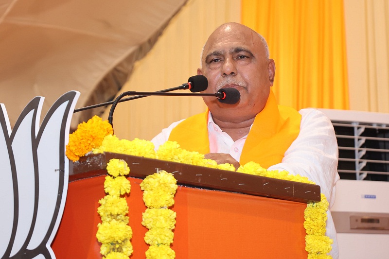 निर्वाचन के बाद कार्यकर्ताओं को संबोधित करते हुए नवनिर्वाचित प्रदेश अध्यक्ष निर्वाचन के बाद कार्यकर्ताओं को संबोधित करते हुए नवनिर्वाचित प्रदेश अध्यक्ष