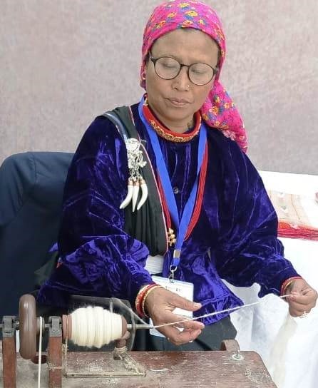 सरस्वती देवी हस्तशिल्प को बढ़ावा देते हुए। सरस्वती देवी हस्तशिल्प को बढ़ावा देते हुए।