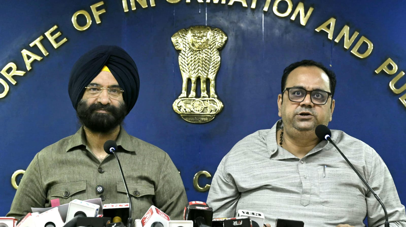 दिल्ली सचिवालय में बुधवार को प्रेस वार्ता करते मंत्री पंकज कुमार सिंह और मनजिंदर सिंह सिरास दिल्ली सचिवालय में बुधवार को प्रेस वार्ता करते मंत्री पंकज कुमार सिंह और मनजिंदर सिंह सिरास