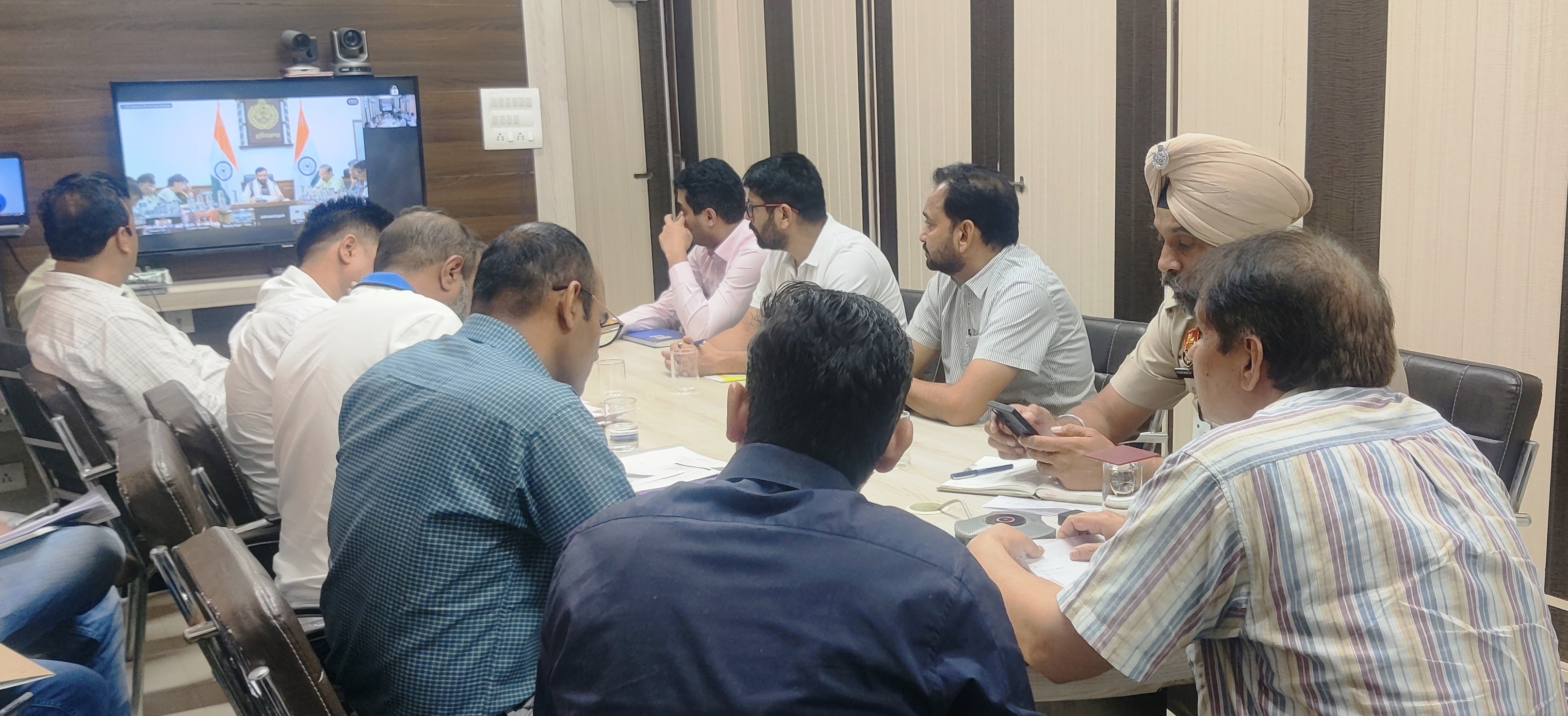 सीएम की वीडियो कांफ्रेंस में भाग लेते एडीसी वीरेंद्र सहरावत व अन्य अधिकारी। सीएम की वीडियो कांफ्रेंस में भाग लेते एडीसी वीरेंद्र सहरावत व अन्य अधिकारी।