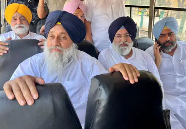 पंजाब के पूर्व डिप्टी सीएम सुखबीर बादल काे थाने में लेकर जाती पुलिस पंजाब के पूर्व डिप्टी सीएम सुखबीर बादल काे थाने में लेकर जाती पुलिस