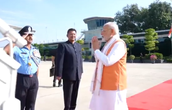 प्रधानमंत्री नरेन्द्र मोदी पांच देशों की यात्रा पर प्रस्थान करने से कुछ क्षण पहले नई दिल्ली में। प्रधानमंत्री नरेन्द्र मोदी पांच देशों की यात्रा पर प्रस्थान करने से कुछ क्षण पहले नई दिल्ली में।
