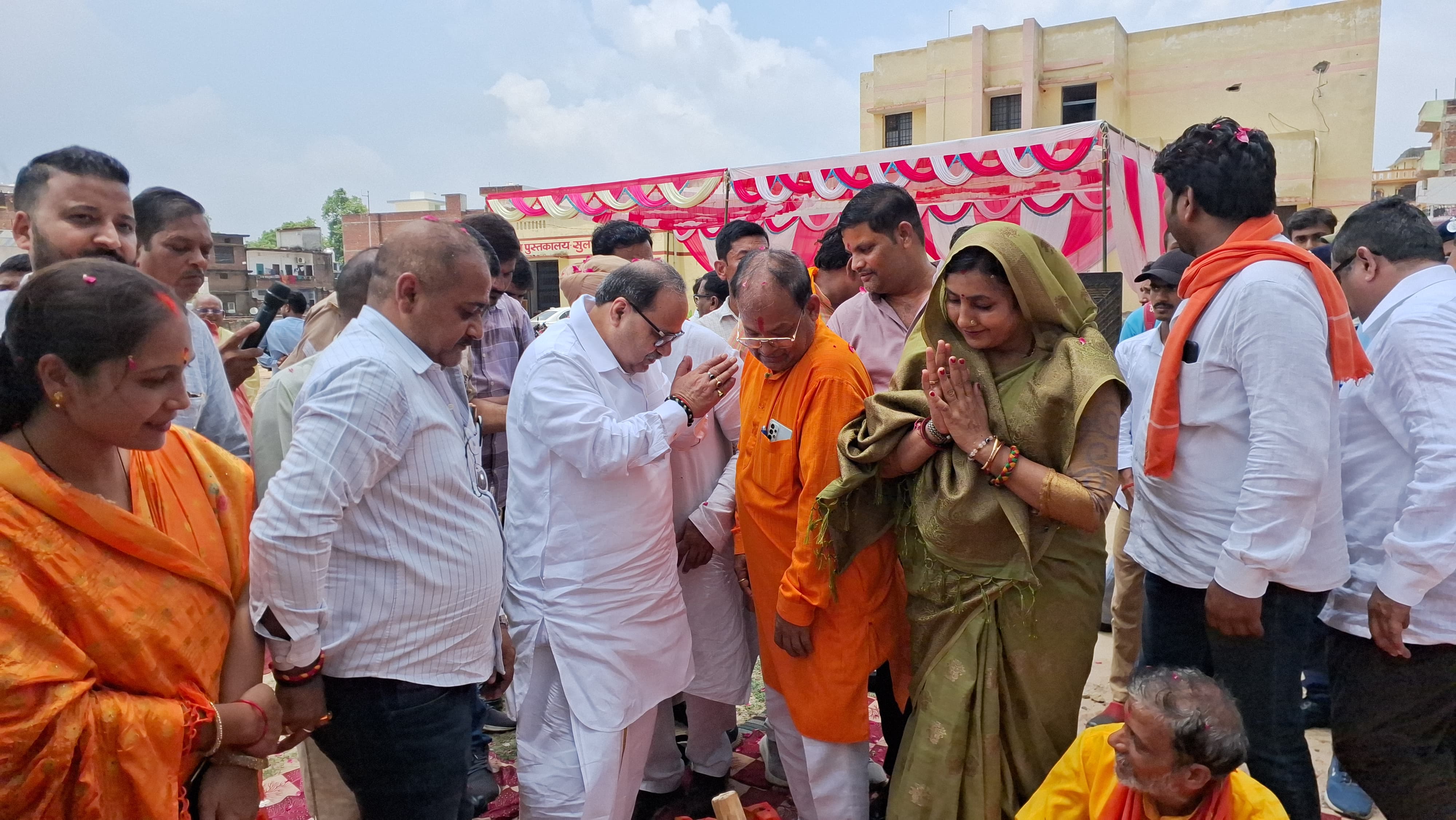 भूमि पूजन करते विधायक विनोद सिंह भूमि पूजन करते विधायक विनोद सिंह