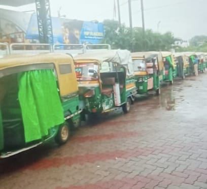 सीएनजी के लिए लाइन में खडी ऑटो सीएनजी के लिए लाइन में खडी ऑटो