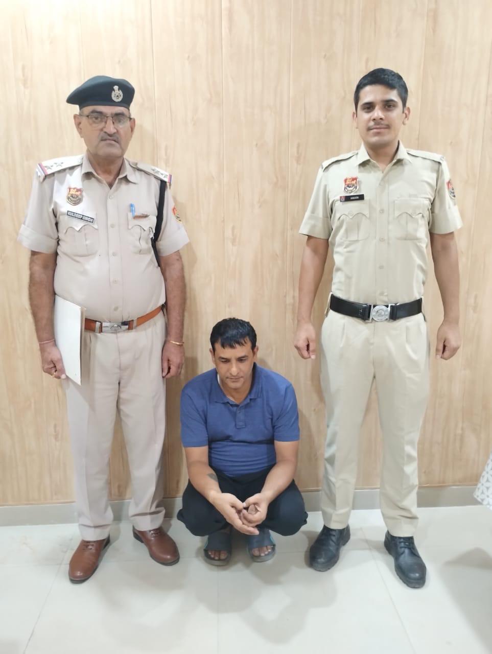 गिरफ्तार किया गया आरोपित गिरफ्तार किया गया आरोपित