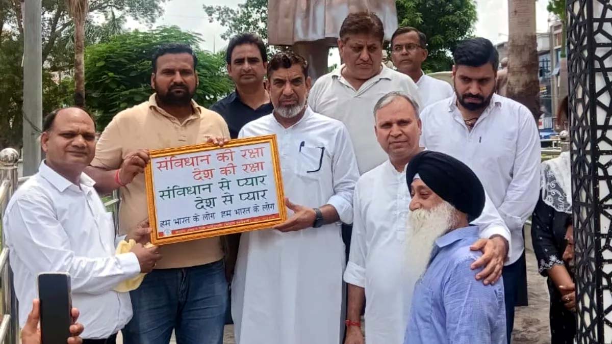 कांग्रेस के विधायक आफताब अहमद,वरिष्ठ नेता विजय प्रताप सिंह आदि विरोध जताते हुए। कांग्रेस के विधायक आफताब अहमद,वरिष्ठ नेता विजय प्रताप सिंह आदि विरोध जताते हुए।