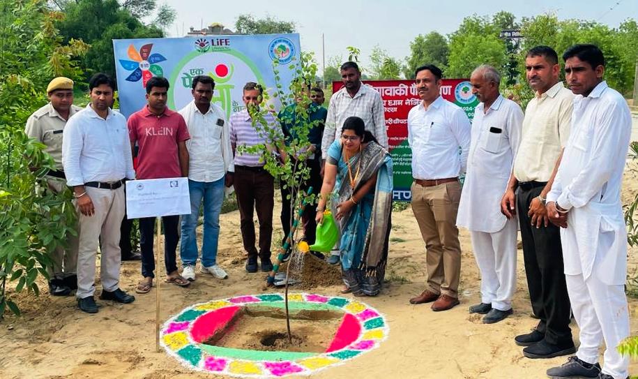 गांव नेजिया खेंड़ा में पौधारोपण करती एनटीए निदेशक। गांव नेजिया खेंड़ा में पौधारोपण करती एनटीए निदेशक।