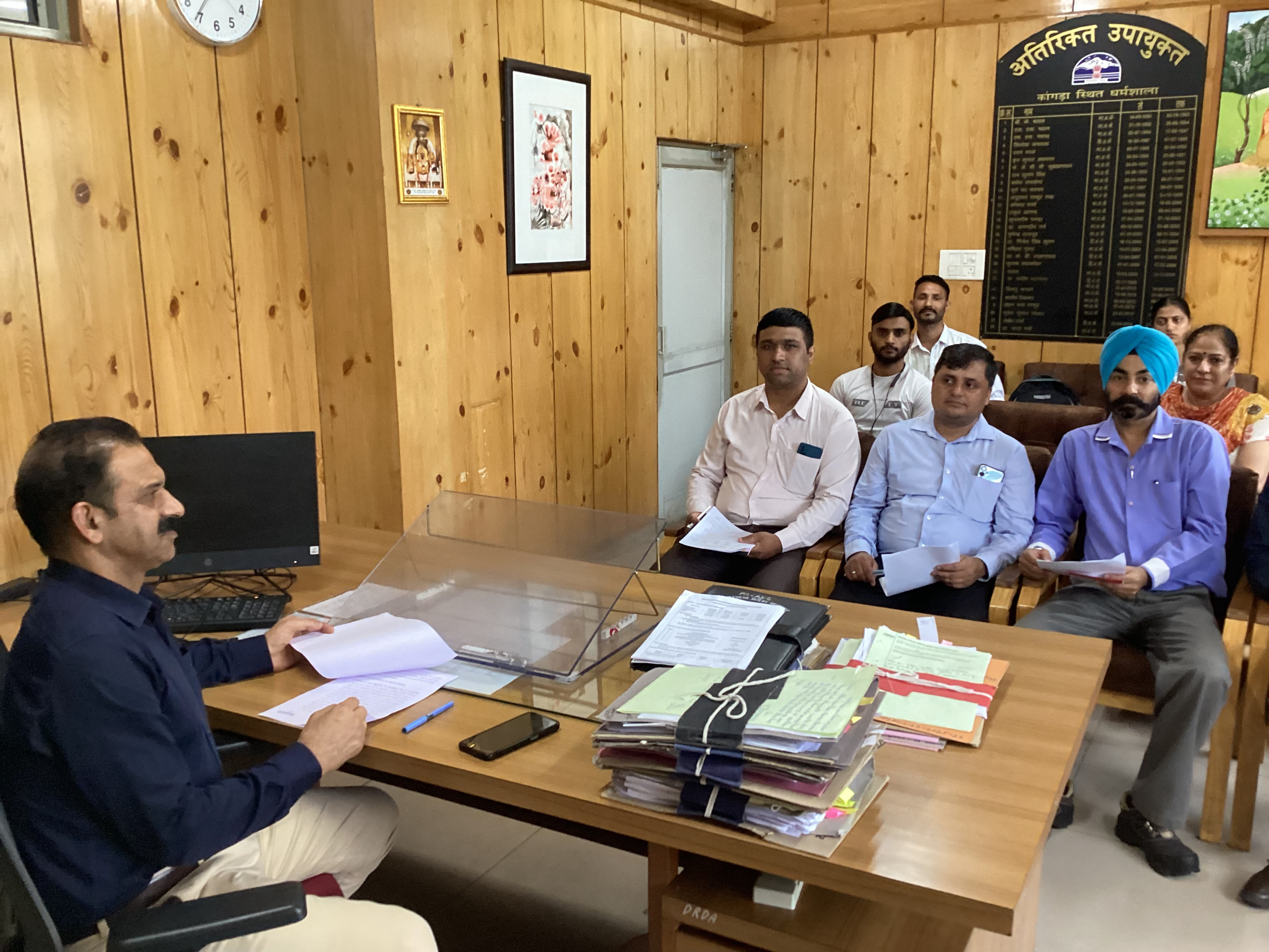 जिला मोनिटरिंग समिति की बैठक में मौजूद एडीसी और अन्य अधिकारी। जिला मोनिटरिंग समिति की बैठक में मौजूद एडीसी और अन्य अधिकारी।