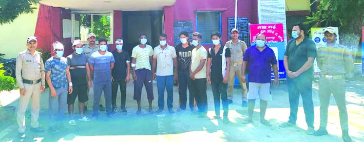 पुलिस गिरफ्त में आरोपित पुलिस गिरफ्त में आरोपित