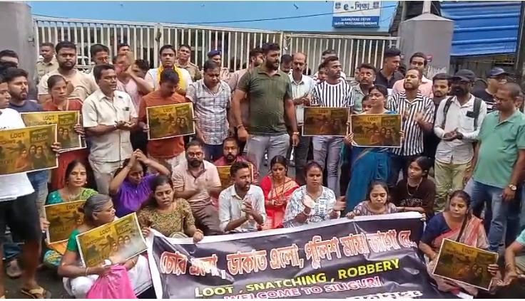 बंगीय हिंदू महामंच ने सिलीगुड़ी थाने के बाहर किया प्रदर्शन
