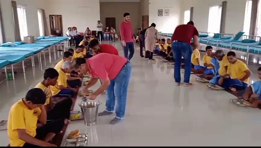निराश्रितों को भोजन कराते ट्रस्ट के सदस्य निराश्रितों को भोजन कराते ट्रस्ट के सदस्य