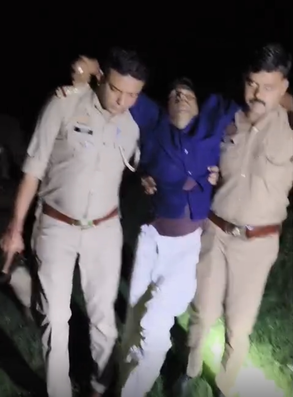 बहेड़ी में मुठभेड़ के बाद घायल अवस्था में पकड़ा गया हिस्ट्रीशीटर तौफीक उर्फ गुड्डू, मौके पर मौजूद पुलिस टीम बहेड़ी में मुठभेड़ के बाद घायल अवस्था में पकड़ा गया हिस्ट्रीशीटर तौफीक उर्फ गुड्डू, मौके पर मौजूद पुलिस टीम