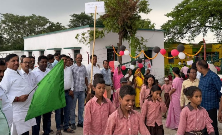 जागरूकता रैली को हरी झंडी दिखाते मडिहान विधायक रमाशंकर सिंह पटेल। जागरूकता रैली को हरी झंडी दिखाते मडिहान विधायक रमाशंकर सिंह पटेल।