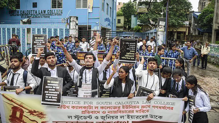 छात्रों का विरोध प्रदर्शन छात्रों का विरोध प्रदर्शन
