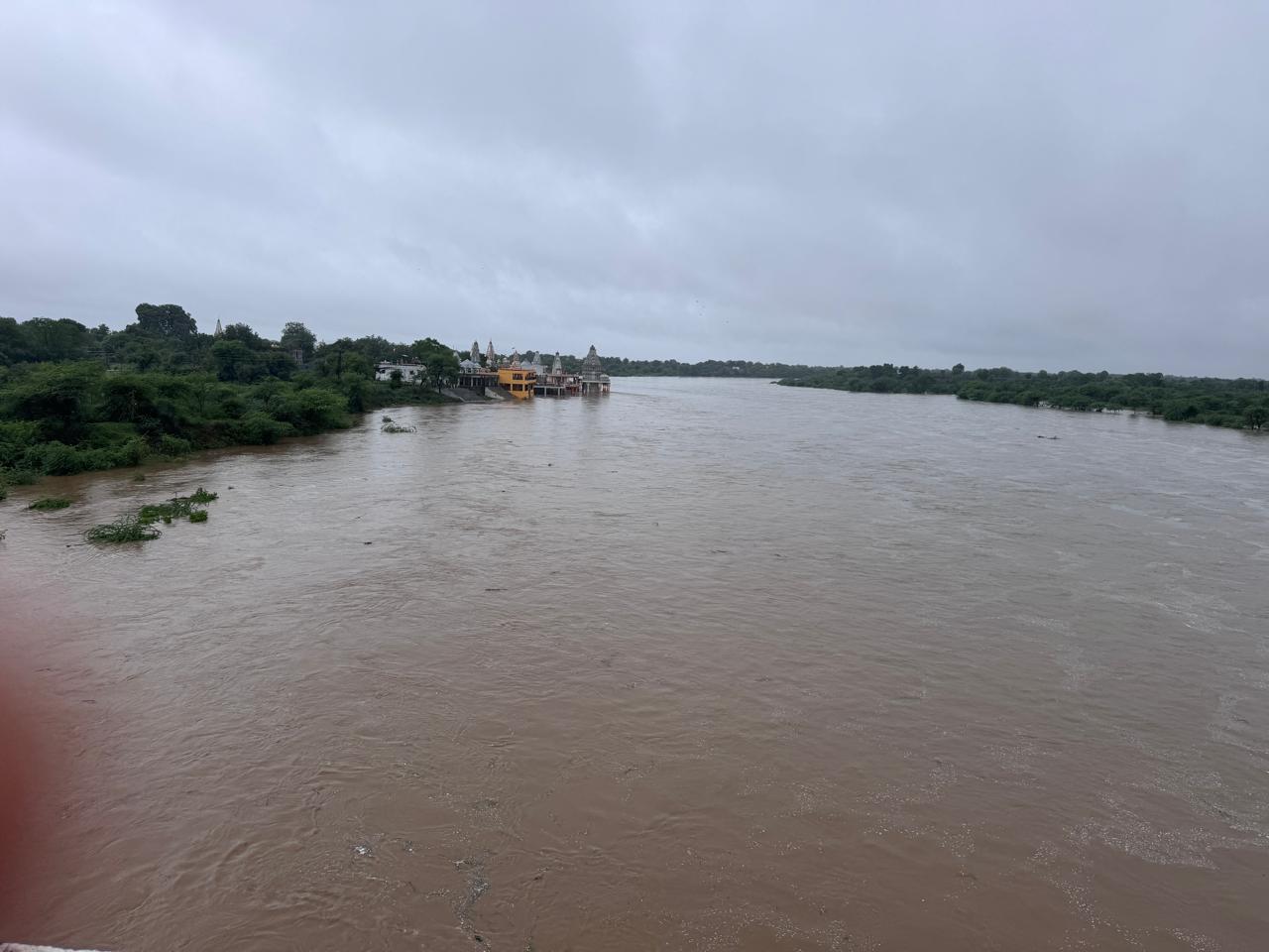 भीलवाड़ा में झमाझम बारिश से जनजीवन अस्त-व्यस्त, नदियां उफान पर, कई मार्ग बंद भीलवाड़ा में झमाझम बारिश से जनजीवन अस्त-व्यस्त, नदियां उफान पर, कई मार्ग बंद