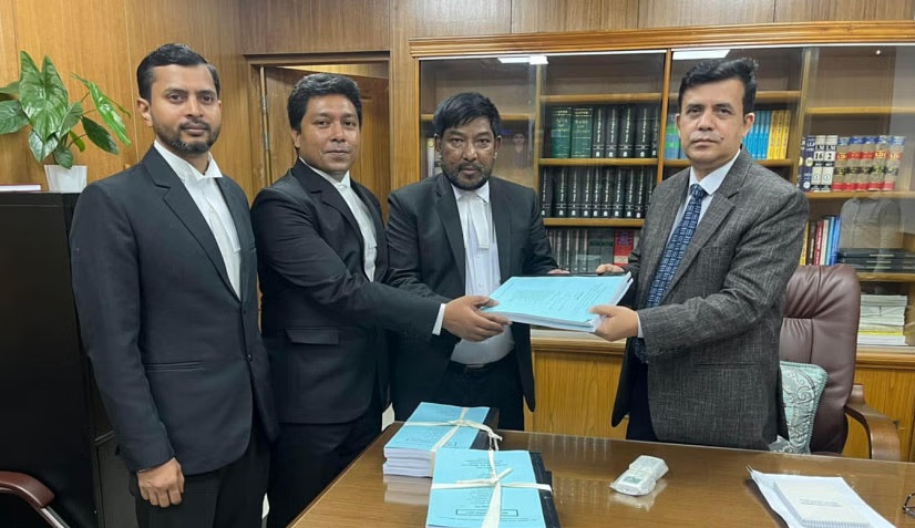 आईसीटी की जांच टीम आरोप पत्र सौंपती हुई। आईसीटी की जांच टीम आरोप पत्र सौंपती हुई।