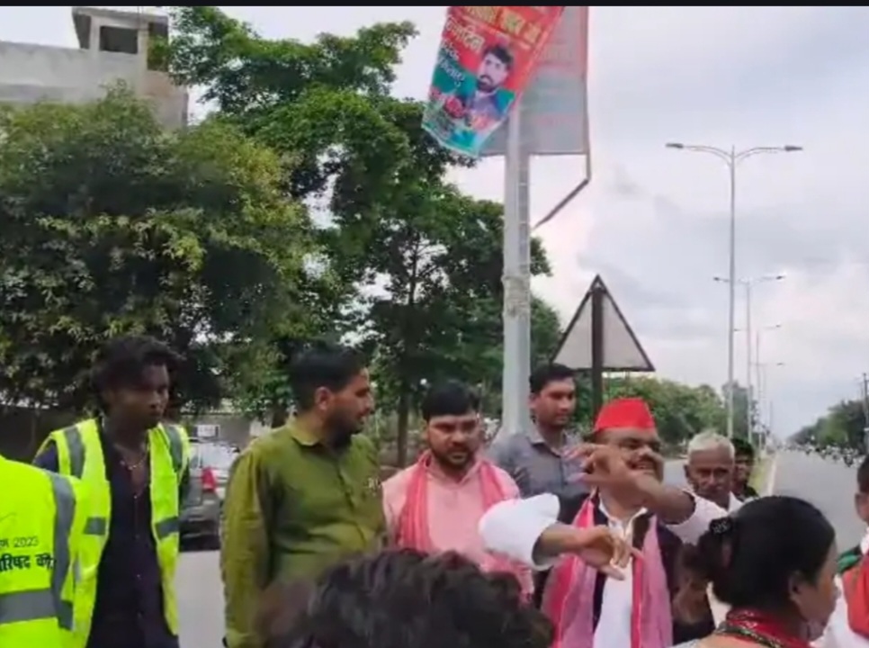 कन्नौज: सपा की होर्डिंग्स हटाने पर नपाप कर्मियों से विवाद कन्नौज: सपा की होर्डिंग्स हटाने पर नपाप कर्मियों से विवाद