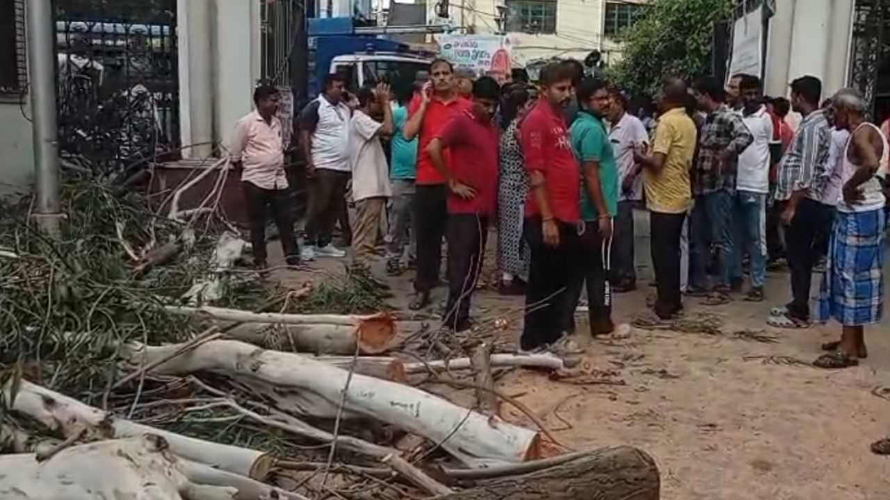 हावड़ा नगर निगम परिसर में पेड़ गिरने से दो कर्मचारियों की मौत हावड़ा नगर निगम परिसर में पेड़ गिरने से दो कर्मचारियों की मौत