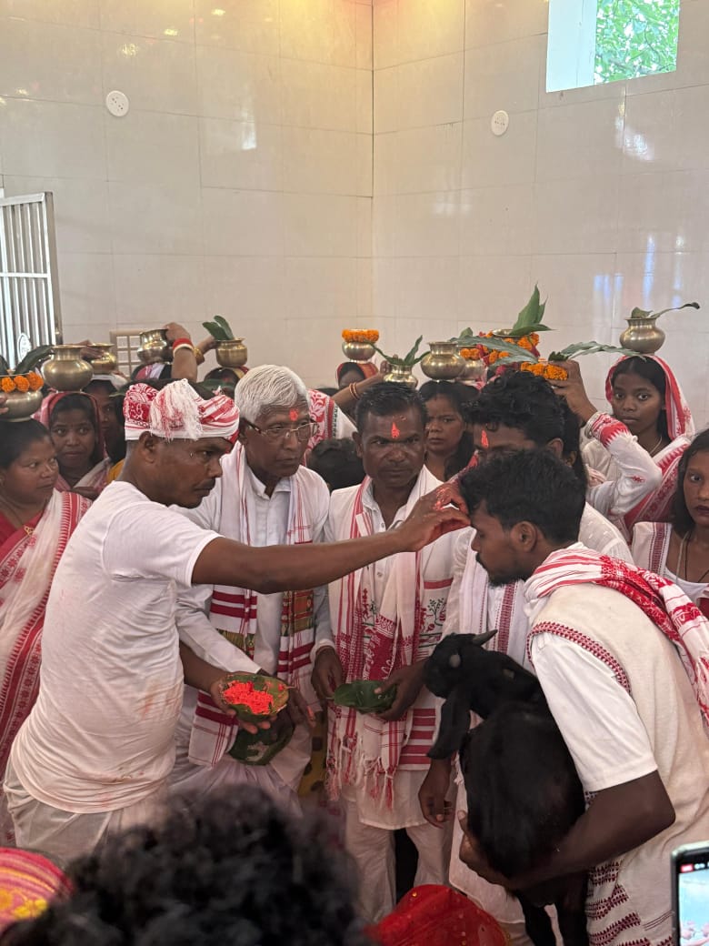 अनुष्ठान में जुटे सरना धर्मावलंबी अनुष्ठान में जुटे सरना धर्मावलंबी