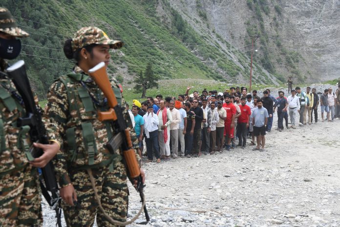 अमरनाथ यात्रा के लिए सीआरपीएफ ने महिलाओं की ‘मे आई हेल्प यूूं’ टीम तैनात कीं अमरनाथ यात्रा के लिए सीआरपीएफ ने महिलाओं की ‘मे आई हेल्प यूूं’ टीम तैनात कीं