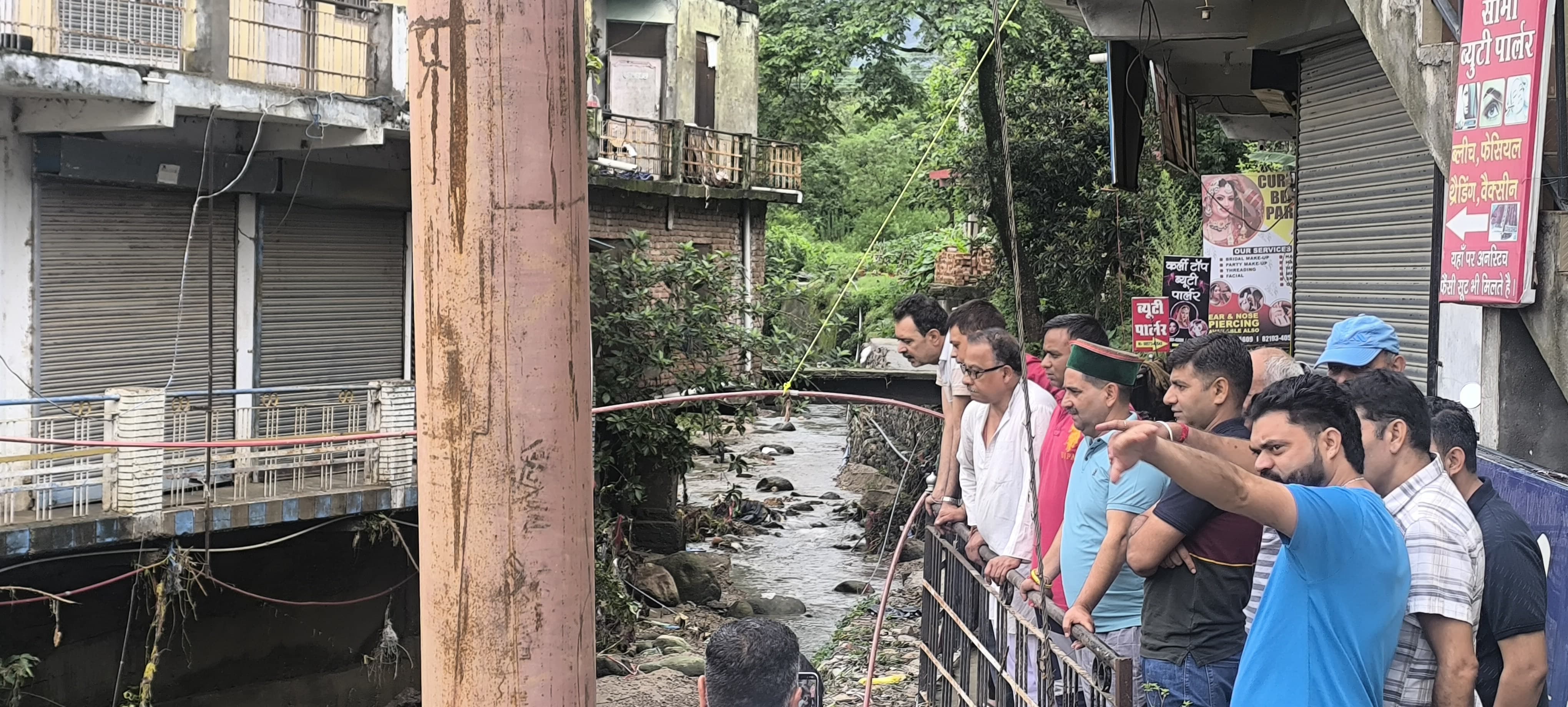 प्रभावित क्षेत्र का जायजा लेते हुए उपमुख्य सचेतक। प्रभावित क्षेत्र का जायजा लेते हुए उपमुख्य सचेतक।